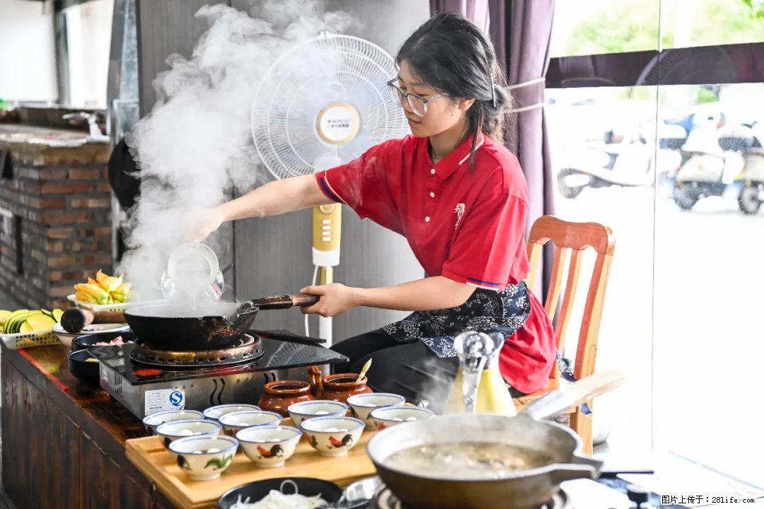 全网追的“扁担女孩”，找了一份暑假工，时薪12元 - 兴安盟生活资讯 - 兴安盟28生活网 xam.28life.net